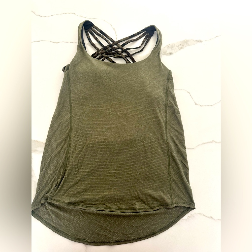 Lululemon workout tank top w/ built in bra, size 6